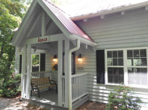 Azalea Cabin With Fireplace & Huge Back Porch, Blairsville